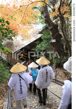 Shikoku Shrine Place No. 71 Buddhist Yayatani Terayama Monzen, "Haiku tea house" in late autumn and Hiraji 9564673