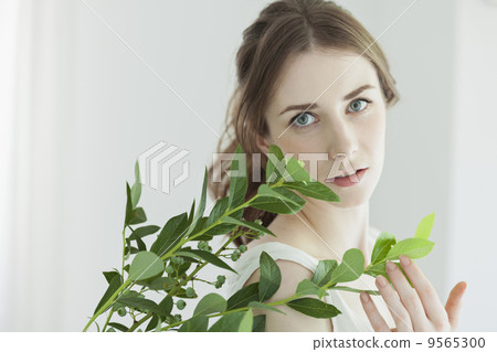 Women's beauty scene 9565300