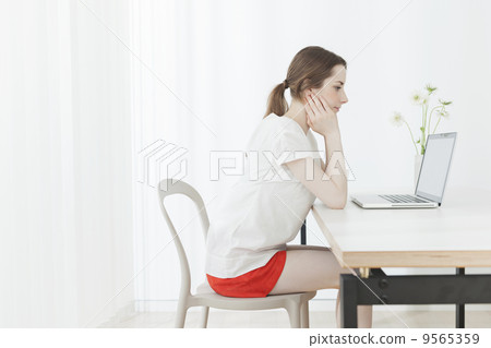 個人電腦和女性 個人電腦和女性 9565359