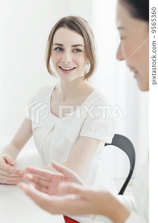 Two women 9565360