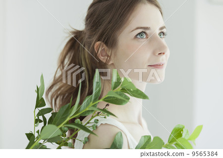 Women's beauty scene 9565384