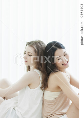 Women's beauty scene 9565403