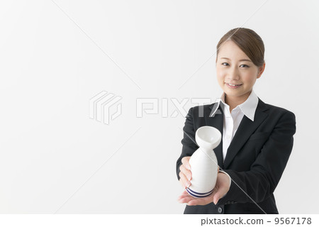 A woman in suit wearing a suit 9567178