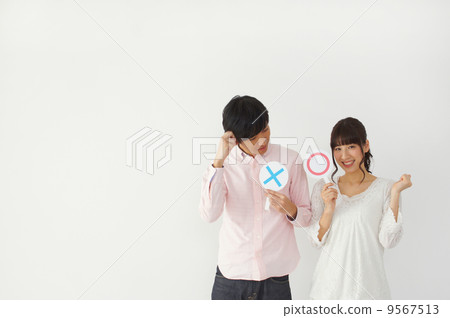 A couple giving a Marbat's tag 9567513