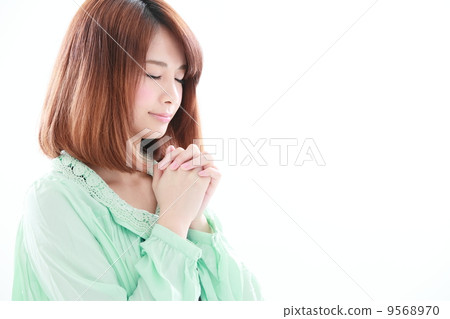 A woman praying 9568970