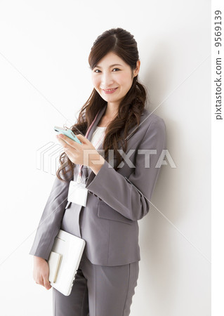 一個穿著灰色西裝的女人 一個穿著灰色西裝的女人 9569139