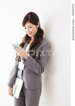 A woman in a gray suit 9569141