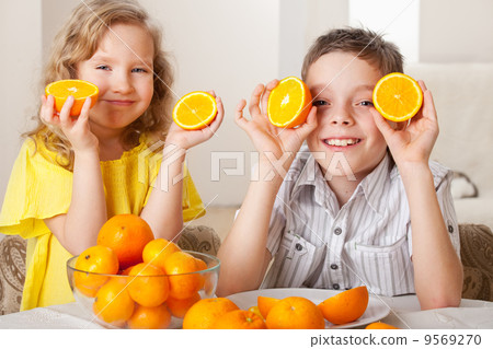 Children with oranges 9569270