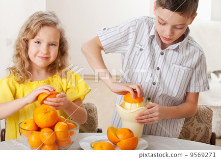 Children with oranges Children with oranges 9569271
