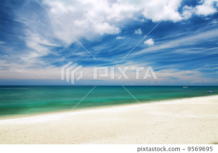 Clear water and blue sky. White sand beach 9569695