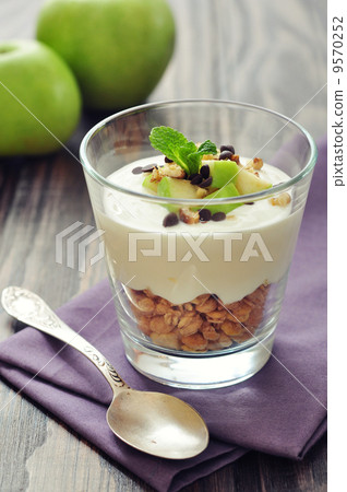 Dessert with yogurt and granola 9570252