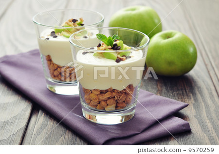 Dessert with yogurt and granola 9570259