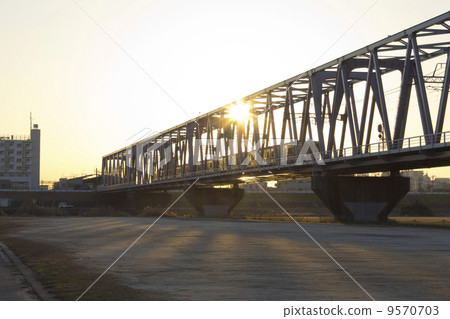 火車京成鐵路橫跨江戶河鐵橋 9570703