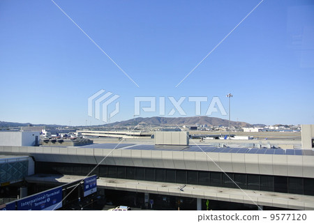 San Francisco International Airport and San Pedro Valley Park (USA) 9577120