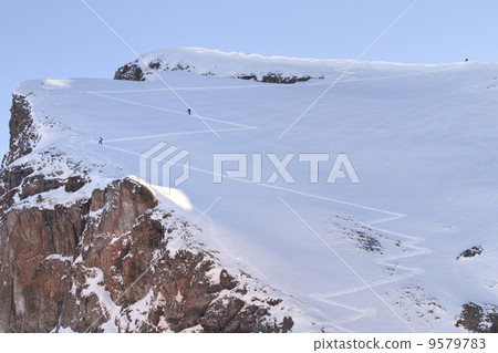 Skiing, Skier, Freeride in fresh powder snow Skiing, Skier, Freeride in fresh powder snow 9579783