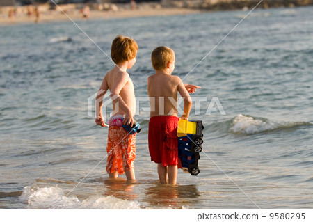 Two boys 9580295