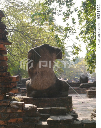 Stone statue of World Heritage Ayutaya Stone statue of World Heritage Ayutaya 9581621