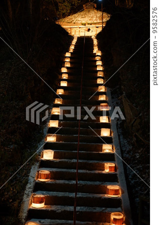 在Shikami溫泉的五座橋樑和冰燈籠 在Shikami溫泉的五座橋樑和冰燈籠 9582576