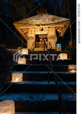 在Shikami溫泉的五座橋樑和冰燈籠 9582594