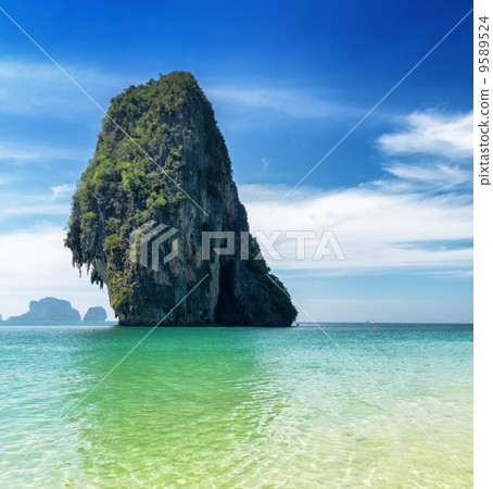 Clear water and blue sky. Phra Nang beach, Thailand 9589524