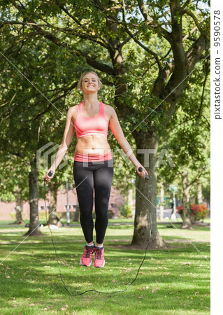 Blonde sporty woman skipping 9590578