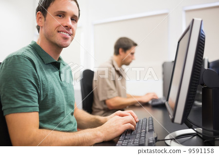 Mature students in computer room 9591158