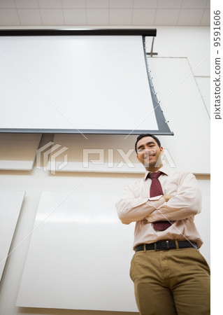 Elegant teacher with projection screen in the lecture hall Elegant teacher with projection screen in the lecture hall 9591606