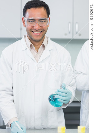 Male researcher carrying out experiments in the lab 9592671