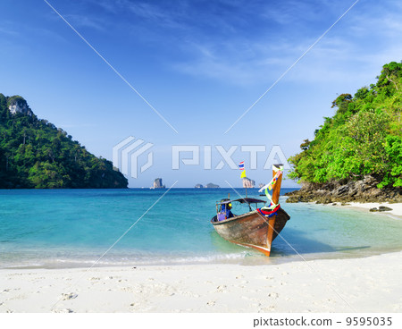 Clear water and blue sky 9595035