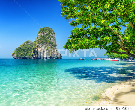 Clear water and blue sky. Phra Nang beach, Thailand 9595055
