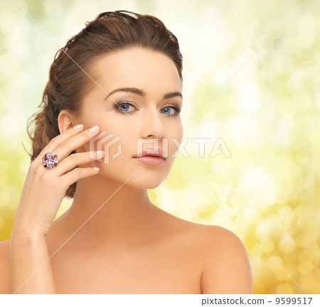 woman with purple cocktail ring 9599517