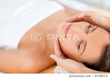 beautiful woman in spa salon 9599619