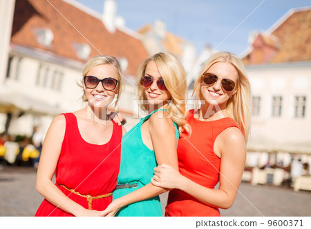 three beautiful women in the city three beautiful women in the city 9600371
