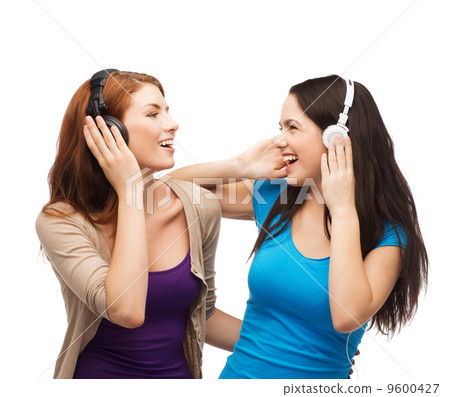 照片: two laughing girls with headphones