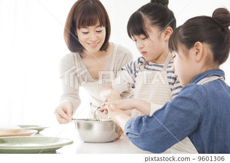 Parents making dumplings 9601306