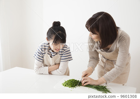 Parents making dumplings 9601308