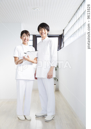 男人和女人穿著白大褂 9613826