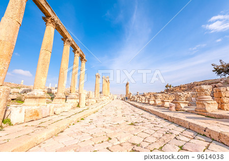 杰拉什的柱柱路仍然是廢墟（約旦，Jellash） 9614038
