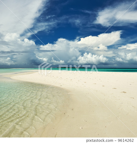 Beautiful beach with sandspit at Maldives 9614262
