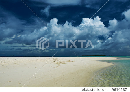 Beautiful beach with sandspit at Maldives 9614287