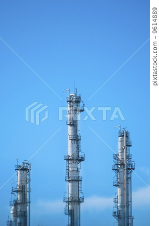 Tower of oil refinery 9614889