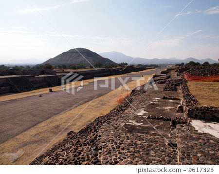 墨西哥的特奧蒂瓦坎太陽金字塔和死者之路 9617323
