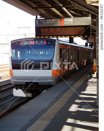 中央線E 233的高雄站 9618287