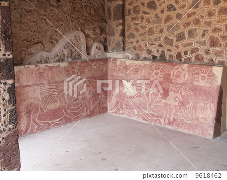 The mural painting of the palace of Teotihuacan Jaguar in Mexico 9618462