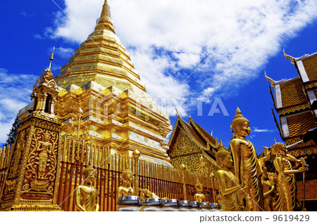 Wat Phra That Doi Suthep is a major tourist destination of Chian Wat Phra That Doi Suthep is a major tourist destination of Chian 9619429