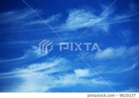在藍天的條紋雲彩 9620237