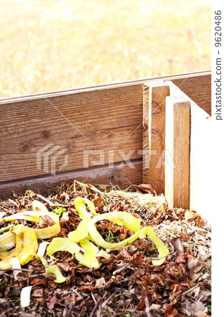 堆肥落葉和垃圾在堆肥箱在花園裡 9620486