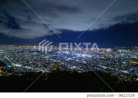 札幌市夜視圖從Mt. Moiwa的 9622526