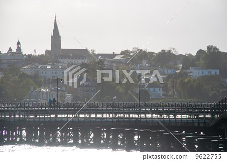 碼頭和小山與教會英國的鄉村城鎮景觀 9622755