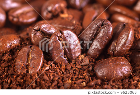 background from the fried coffee grains 9623065